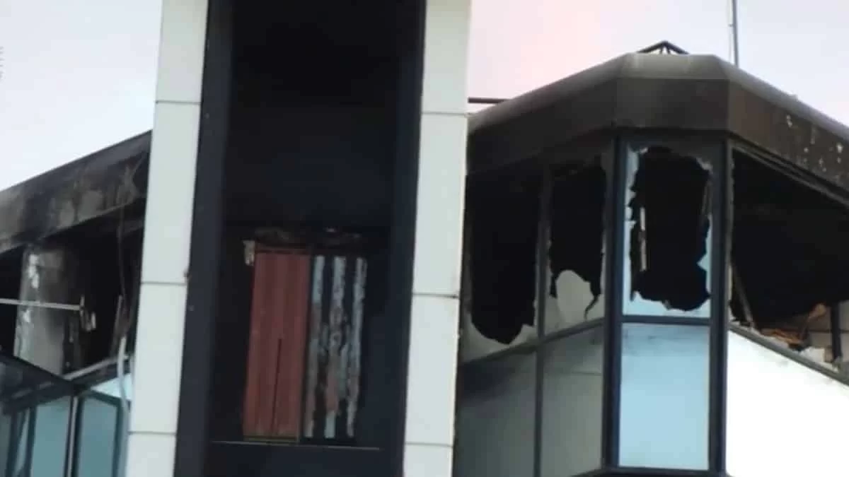 Εμπρησμός στη Real News - Καρέ καρέ το βίντεο με την είσοδο των μαυροφορεμένων δραστών