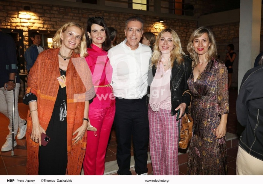 Η Σμαράγδα Καρύδη σε ομαδική φωτογραφία στην Επίδαυρο