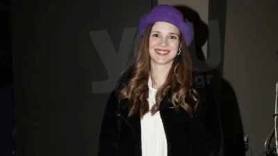 "Λιώνει" στο πλευρό της κόρης της η Ευγενία Δημητροπούλου - Το πρώτο μπάνιο στην θάλασσα