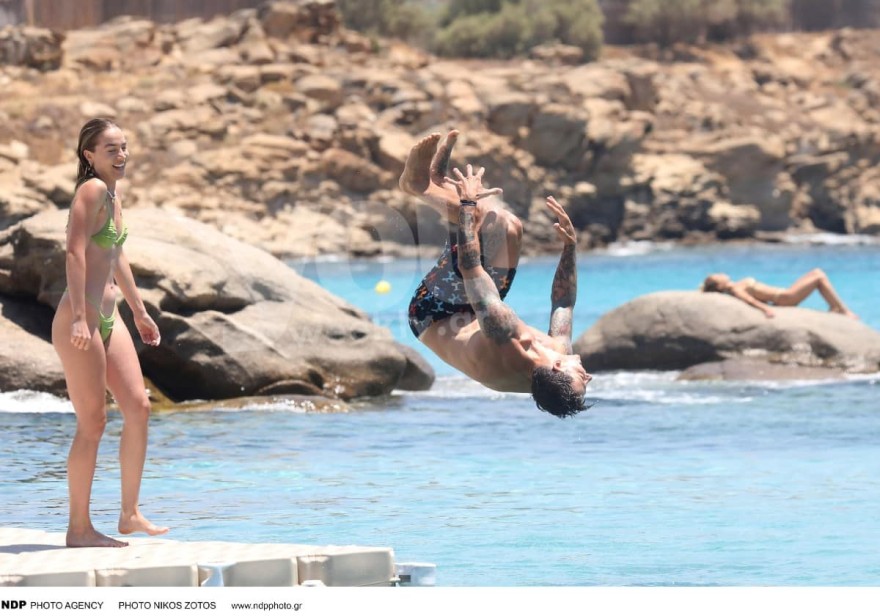 Ηλίας Μπόγδανος - Αλεξάνδρα Εξαρχοπούλου - παραλία