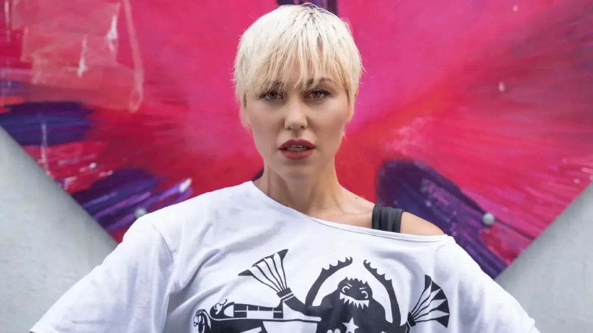 Με φούστα animal print ποζάρει η Πηνελόπη Αναστασοπούλου - Σου βρήκαμε τα τέλεια items για να αντιγράψεις το style της