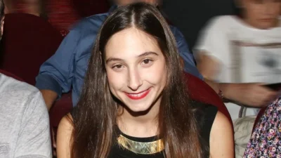 Φωτεινή Αθερίδου: Αγναντεύει τη θάλασσα αγκαλιά με το γιό της - Οι οικογενειακές στιγμές στην Αίγινα