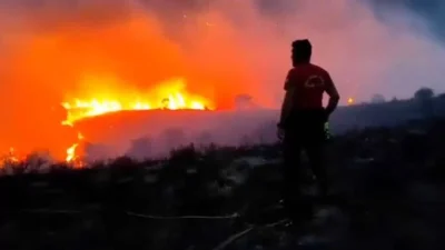 Ανεξέλεγκτη φωτιά καίει την Αχαΐα - Αναμένεται μήνυμα εκκένωσης από το 112