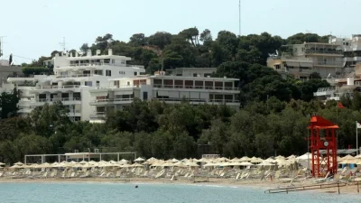 Φωτιά τώρα στη Βουλιαγμένη, δίπλα στις ράγες του τραμ