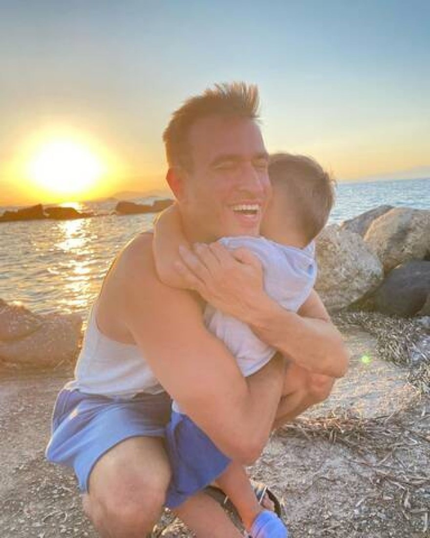 Ο Κωνσταντίνος Μαγκλάρας αγκαλιά με τον γιο του