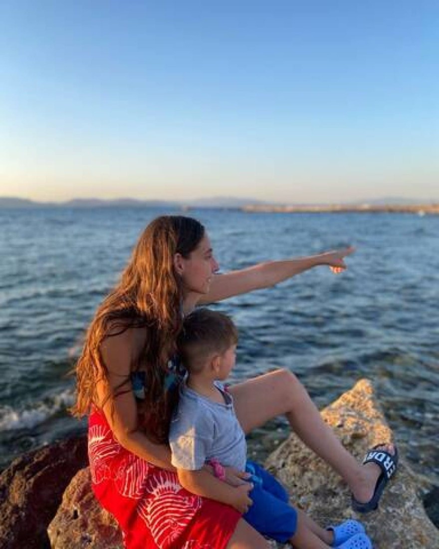 Η Φωτεινή Αθερίδου ατενίζει με τον μικρό Θοδωρή