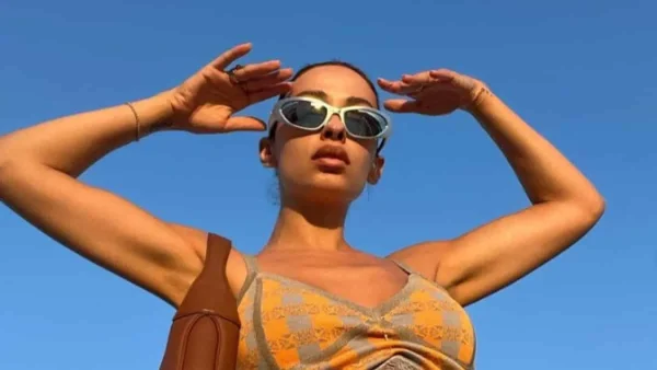 Με πολύχρωμο μπικίνι μπροστά από την πισίνα - Η πρώτη ανάρτηση της Ελένης Φουρέιρα μετά τις φήμες εγκυμοσύνης