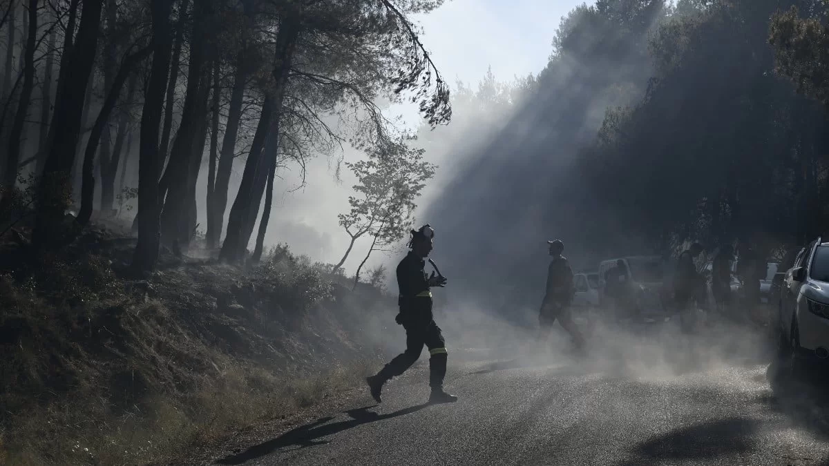 Φωτιά τώρα στο Νταού Πεντέλης