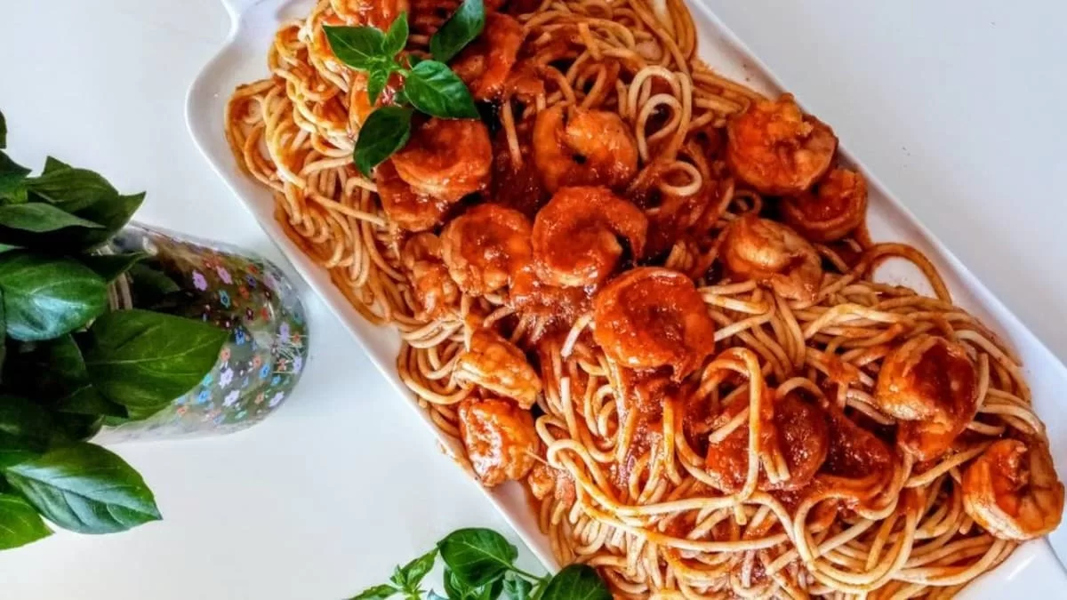 Πεινάτε και δεν έχετε χρόνο; Μαγειρέψτε σε 15 λεπτά την πιο νόστιμη γαριδομακαρονάδα από την Αργυρώ Μπαρμπαρίγου