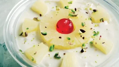 Ελαφριά συνταγή: Δροσερό γλυκό ψυγείου με ανανά, 2% λιπαρά γιαούρτι και φιστίκια