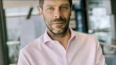 Δέχτηκε επίθεση με μπογιές ο Νικόλας Γιατρομανωλάκης στο σπίτι του