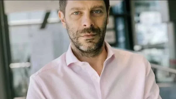 Δέχτηκε επίθεση με μπογιές ο Νικόλας Γιατρομανωλάκης στο σπίτι του