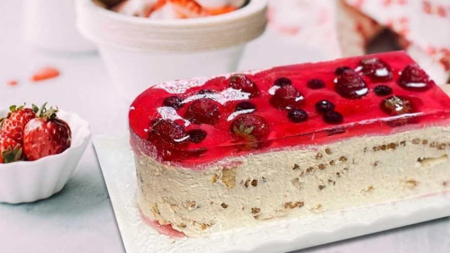 Δροσερό γλυκό ψυγείου με φράουλες