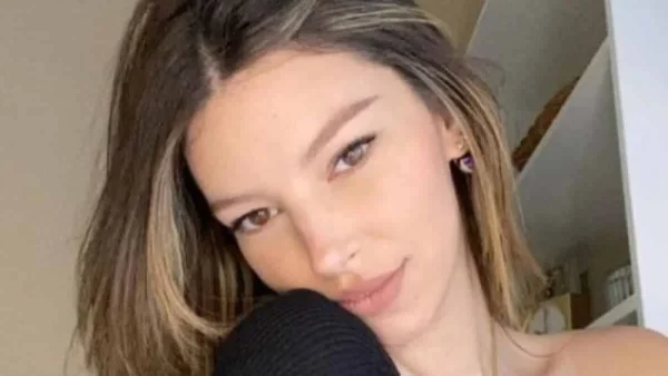 Την κρατούσε από την μέση και την φιλούσε στον λαιμό - Η τρυφερή στιγμή της Χαράς Παππά με τον σύντροφό της στα γενέθλιά της