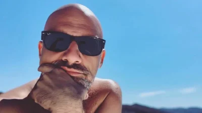 Φανερά αδυνατισμένος ο Νίκος Μουτσινάς - Η πρώτη φωτογραφία με μαγιό από τις διακοπές του