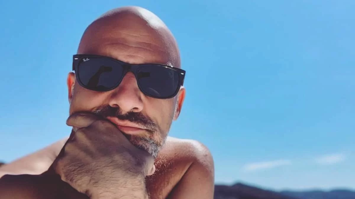 Φανερά αδυνατισμένος ο Νίκος Μουτσινάς - Η πρώτη φωτογραφία με μαγιό από τις διακοπές του