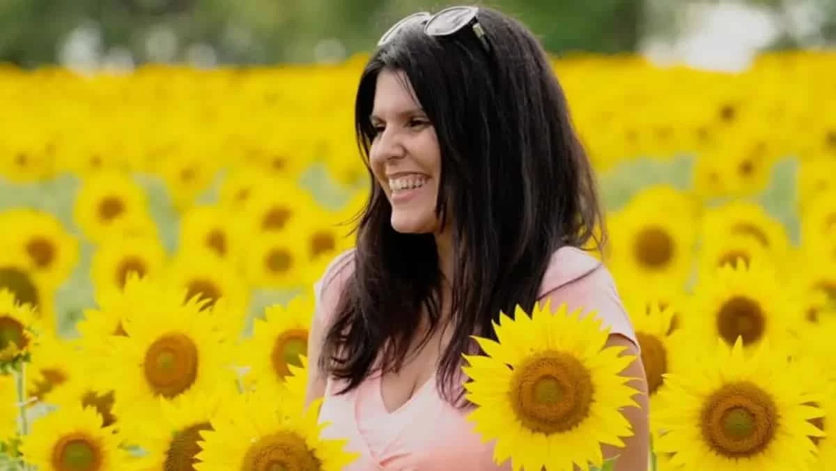 Τη βλέπουμε σπάνια με μαγιό - Η Ηλέκτρα Αστέρη με πορτοκαλί μπικίνι και χωρίς ρετούς