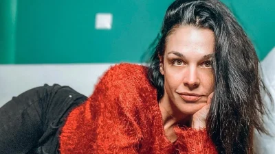 Ποζάρει φορώντας μονάχα ένα πουκάμισο - Σούσουρο στο διαδίκτυο με την φωτογραφία της Ιωάννας Τριανταφυλλίδου