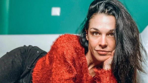 Ποζάρει φορώντας μονάχα ένα πουκάμισο - Σούσουρο στο διαδίκτυο με την φωτογραφία της Ιωάννας Τριανταφυλλίδου