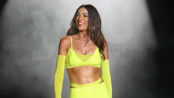 Με σαρκώδη χείλη και ζυγωματικά που "κόβουν" την ανάσα - Οι κούκλες αδερφές της Ήβης Αδάμου