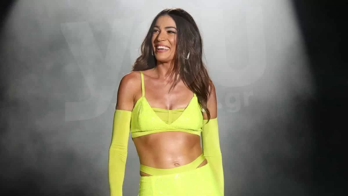 Με σαρκώδη χείλη και ζυγωματικά που "κόβουν" την ανάσα - Οι κούκλες αδερφές της Ήβης Αδάμου