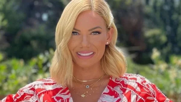 Μαυρισμένη με μαύρο ριγέ μπικίνι - "Έριξε" το Instagram η  Ιωάννα Μαλεσκου