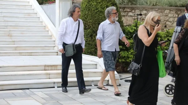 Ιωάννης Στρατάκης: Ο μουσικός που εμφανίστηκε στο Μέγαρο ανακοίνωσε την ίδρυση του «Κόμματος της Σαγιονάρας»