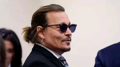 Ψηλή και κοκκινομάλλα η νέα γυναίκα στο πλευρό του Johnny Depp - Χαμογελάει ξανά μετά το τέλος της δικαστικής διαμάχης με την Amber Heard