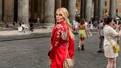 Το κόκκινο κιμονό της Κατερίνας Καινούργιου - Δες ποια είναι η τελευταία τάση της μόδας