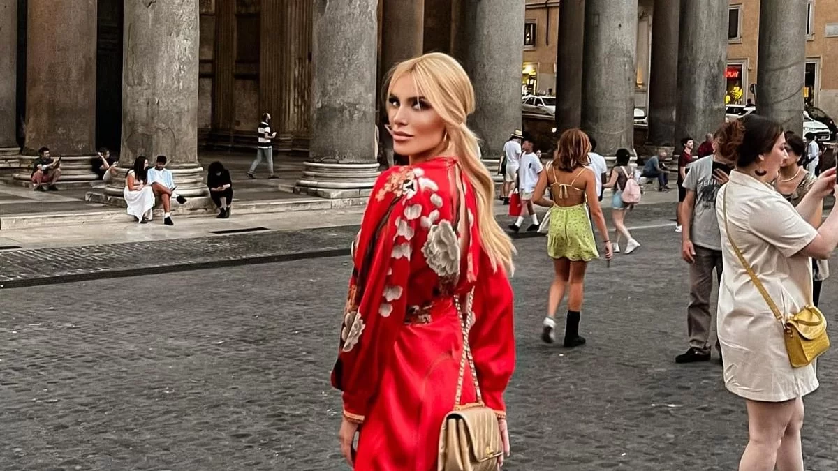 Το κόκκινο κιμονό της Κατερίνας Καινούργιου - Δες ποια είναι η τελευταία τάση της μόδας