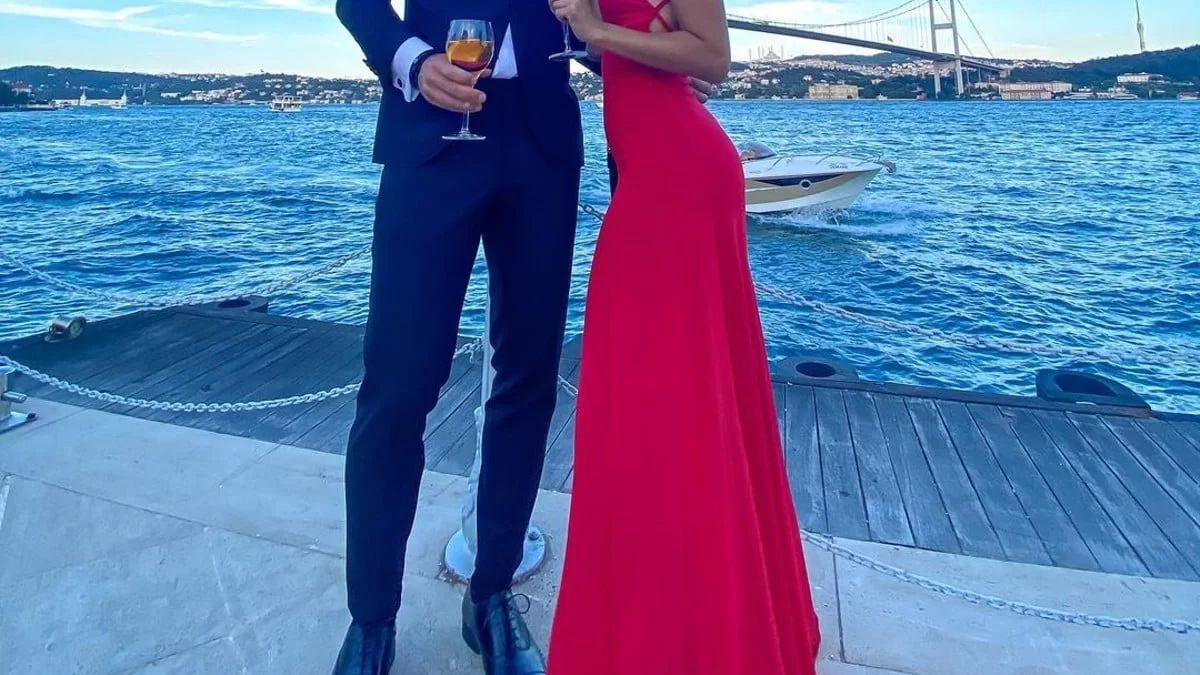 Γνωστό ζευγάρι κάνει το επόμενο βήμα στη σχέση του - Μετά από τρία χρόνια και ένα εντυπωσιακό μονόπετρο