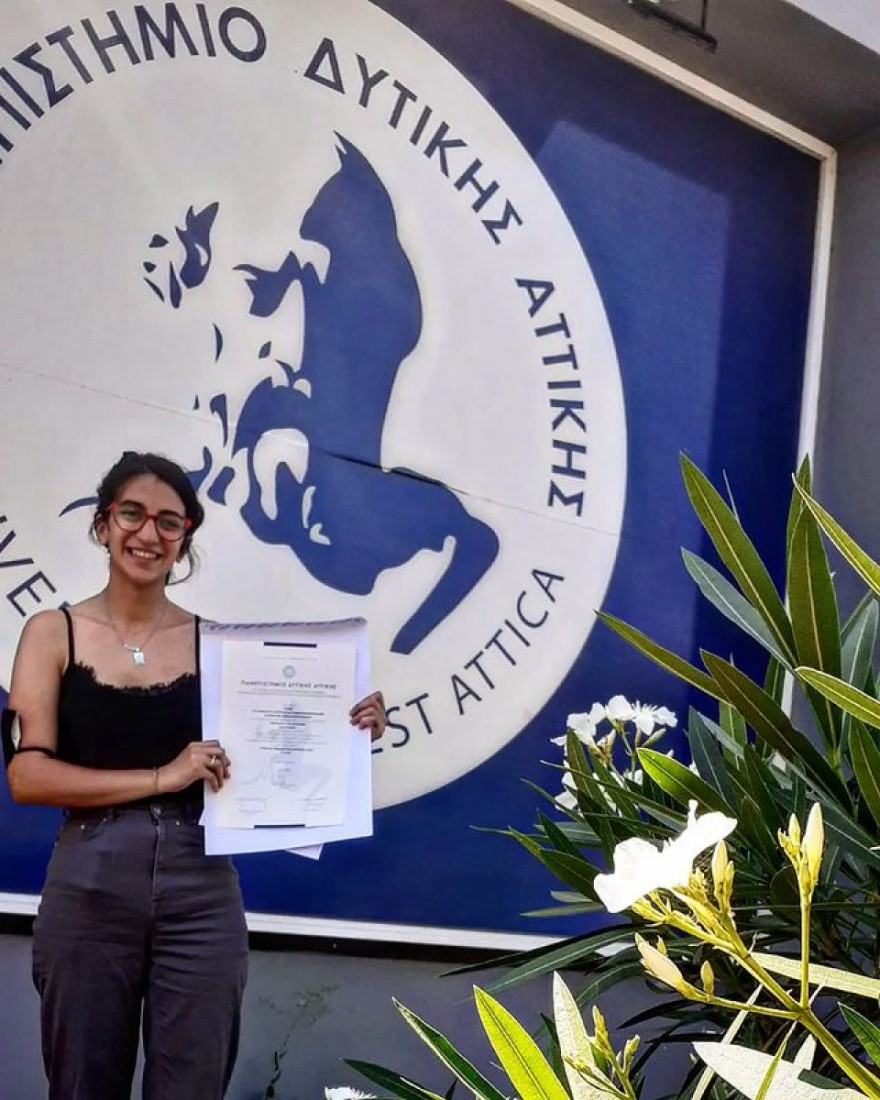 Ο Καλλίοπη Μπεζαντέ με το πτυχίο της