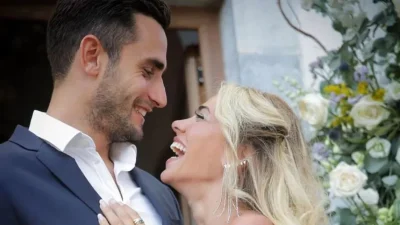 Ποζάρουν κάτω από φοίνικες πιο μαυρισμένοι από ποτέ - Οι νέες φωτογραφίες από το γαμήλιο ταξίδι Μεταξά και Καπότση