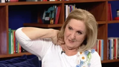 ''Οι επιπόλαιες μεταφράσεις, τα…τσιγάρα...'' - H Ρουγγέρη παίρνει θέση απέναντι στους νεωτερισμούς στις παραστάσεις