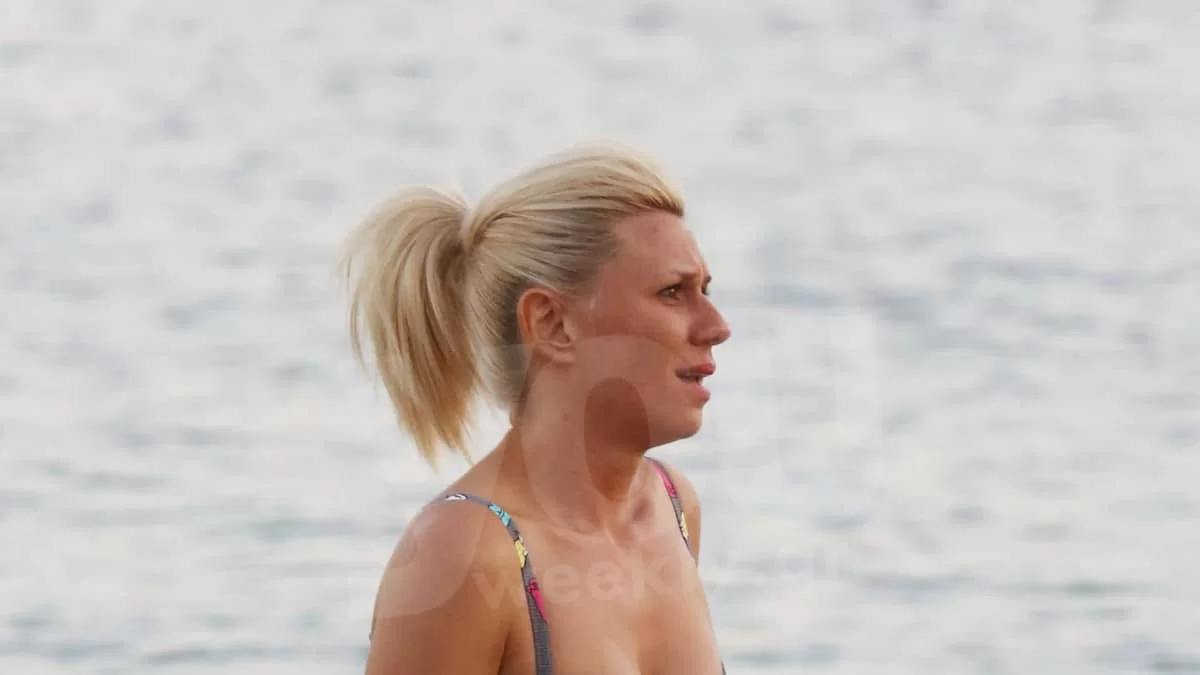 Φωτογραφίες από το 2015 στην Τήνο - Το πραγματικά αρετουσάριστο κορμί της Κατερίνας Καραβάτου με μπικίνι