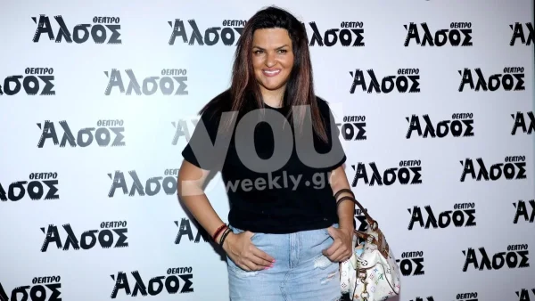 Δε μπορούσε να τα κάνει με τίποτα καλά - Στο πάτωμα η Κατσαφάδου πλένοντας τα πάνω από 8 σκυλιά της