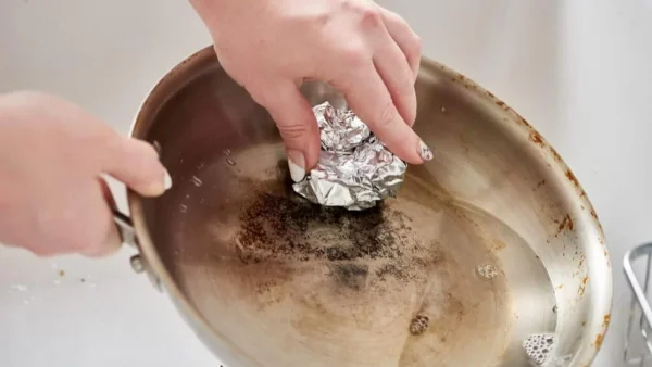 Το απόλυτο μυστικό που κάνει θαύματα - Ετοιμάστε σπιτικό καθαριστικό για τα λίπη με μαγειρική σόδα