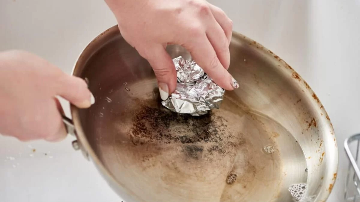 Το απόλυτο μυστικό που κάνει θαύματα - Ετοιμάστε σπιτικό καθαριστικό για τα λίπη με μαγειρική σόδα