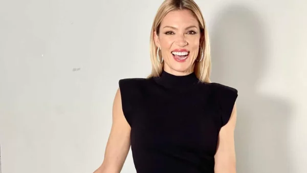 Οι 4 πιο iconic στιγμές της Βίκυς Καγιά με μαύρο φόρεμα - Τι θα μπορούσε να φορέσει μία 40 plus