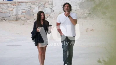 Αρκετά μαυρισμένος με το κορίτσι του μαζί - Ανέμελος ο Κοκκινάκης στις διακοπές του στα Κουφονήσια