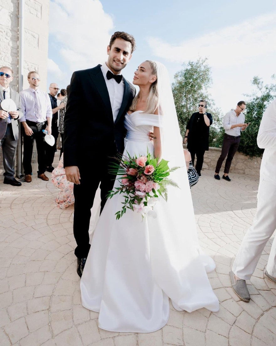 Κόνι Μεταξά και Καπότσης φιλιούνται