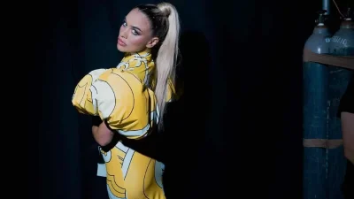 Πόσο κοστίζει το χρυσό φόρεμα της Κόνι Μεταξά σε γάμο που ήταν καλεσμένη στη Μονεμβάσια