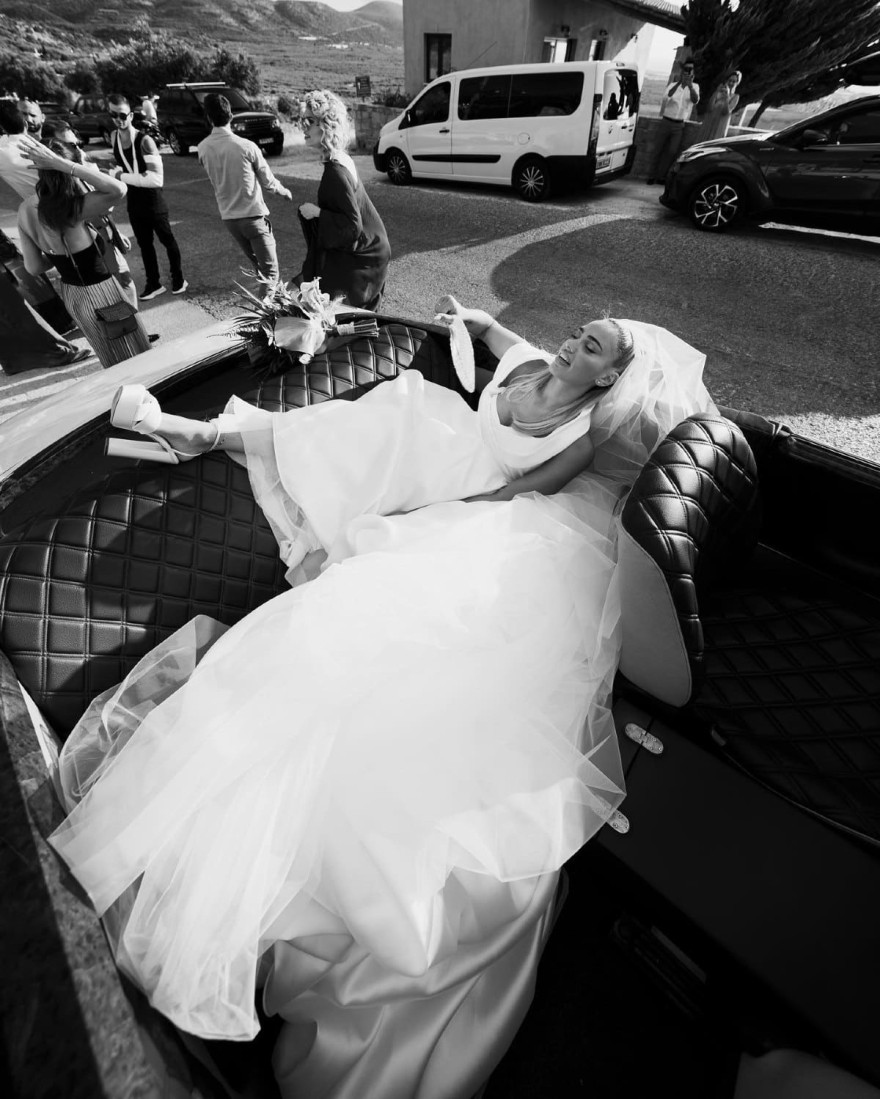 Η Κόνι ξαπλωμένη σε μια λιμουζίνα