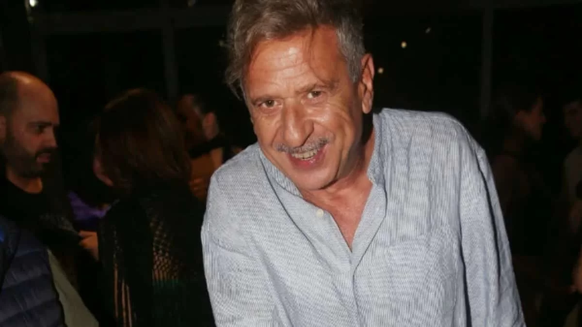 Ποζάρει στα 56 του φορώντας μόνο το παρεό του - Η φωτογραφία του Κώστα Κόκλα από τις διακοπές του στην Τζια