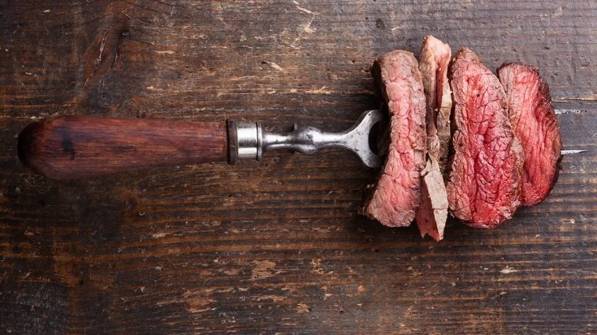 Το λάθος που κάνουμε όλοι! Σταματήστε να τρυπάτε το κρέας όσο το μαγειρεύετε