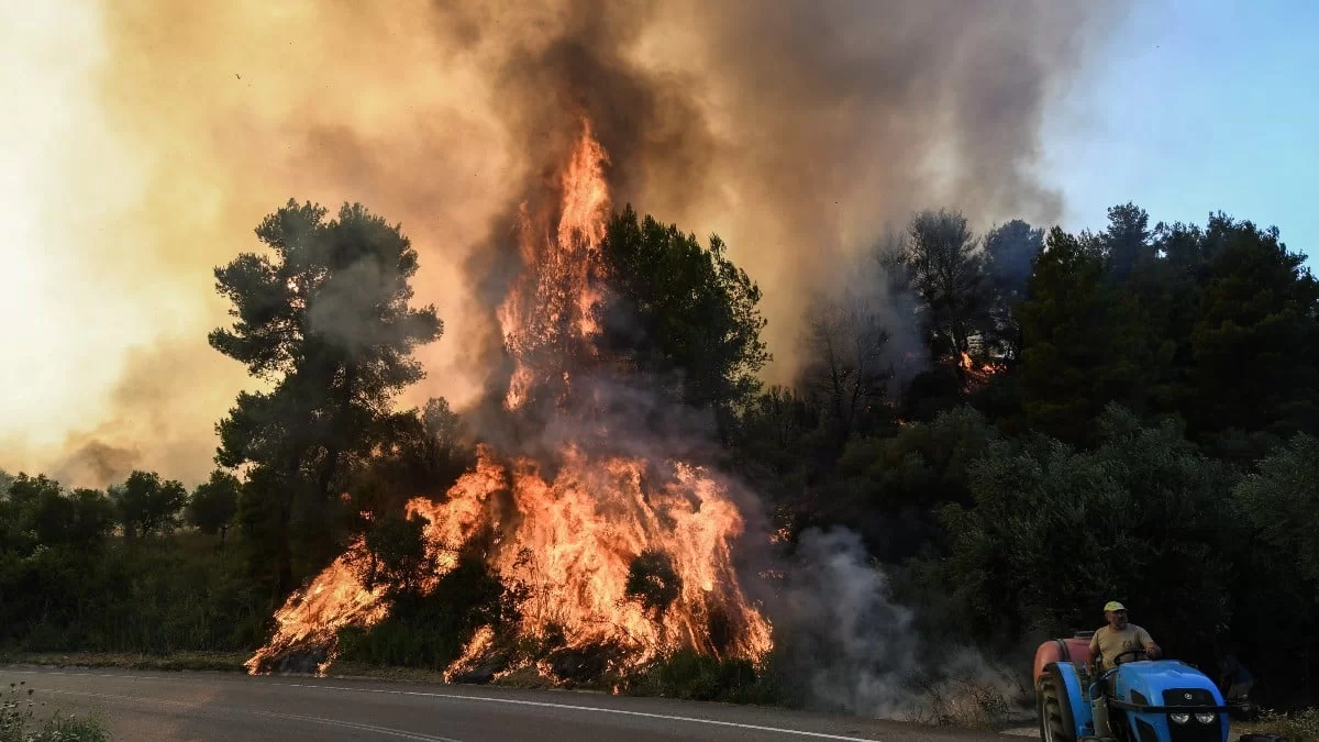 Ανεξέλεγκτη η μεγάλη πυρκαγιά στην Κρέστενα - Δίνεται μάχη για να μην καούν σπίτια
