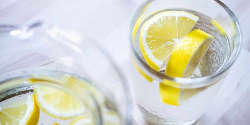 Νερό με λεμόνι