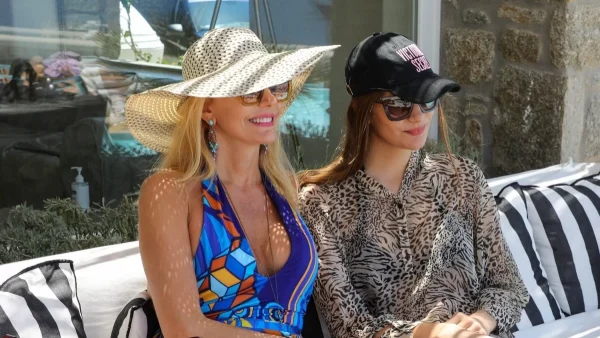 Αλεξάνδρα Λιβανίου: Η κόρη της Έμυ ποζάρει με μαύρο μαγιό στην πισίνα και η μαμά την αποθεώνει