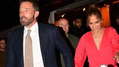 Λιώνει στο πλευρό του - Στην πόλη του φωτός για τον μήνα του μέλιτος η Jennifer Lopez και ο Ben Affleck