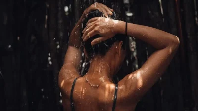 Το αποτέλεσμα θα σε δικαιώσει - Ρίξε λίγη μαγειρική σόδα στο σαμπουάν σου και θα σωθείς